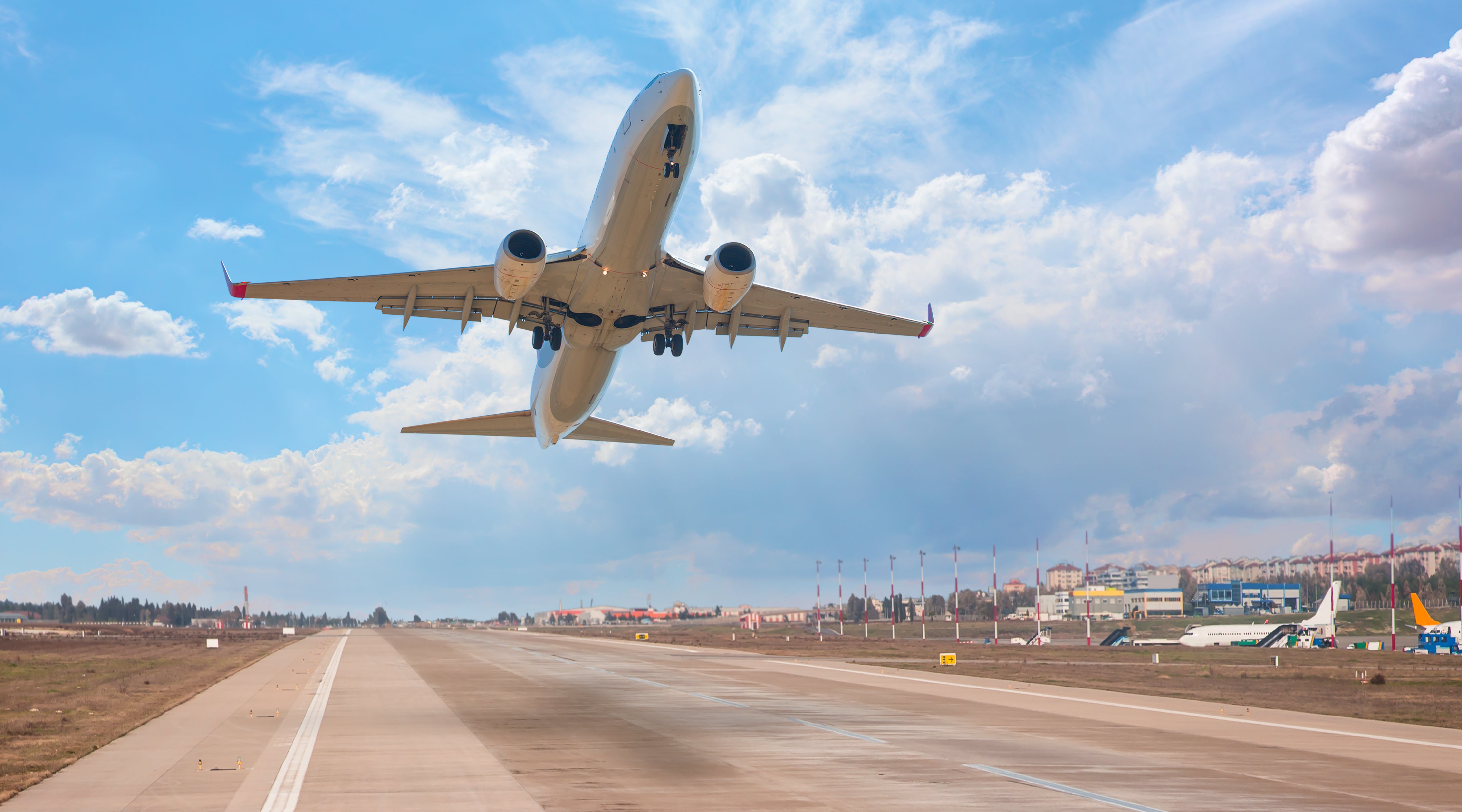 ウィッグと飛行機旅行｜金属探知ゲートでの注意点と快適な空での過ごし方
